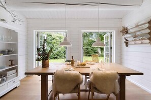 Dining - Idyllic wooden lumber house 300m from water (Vig)