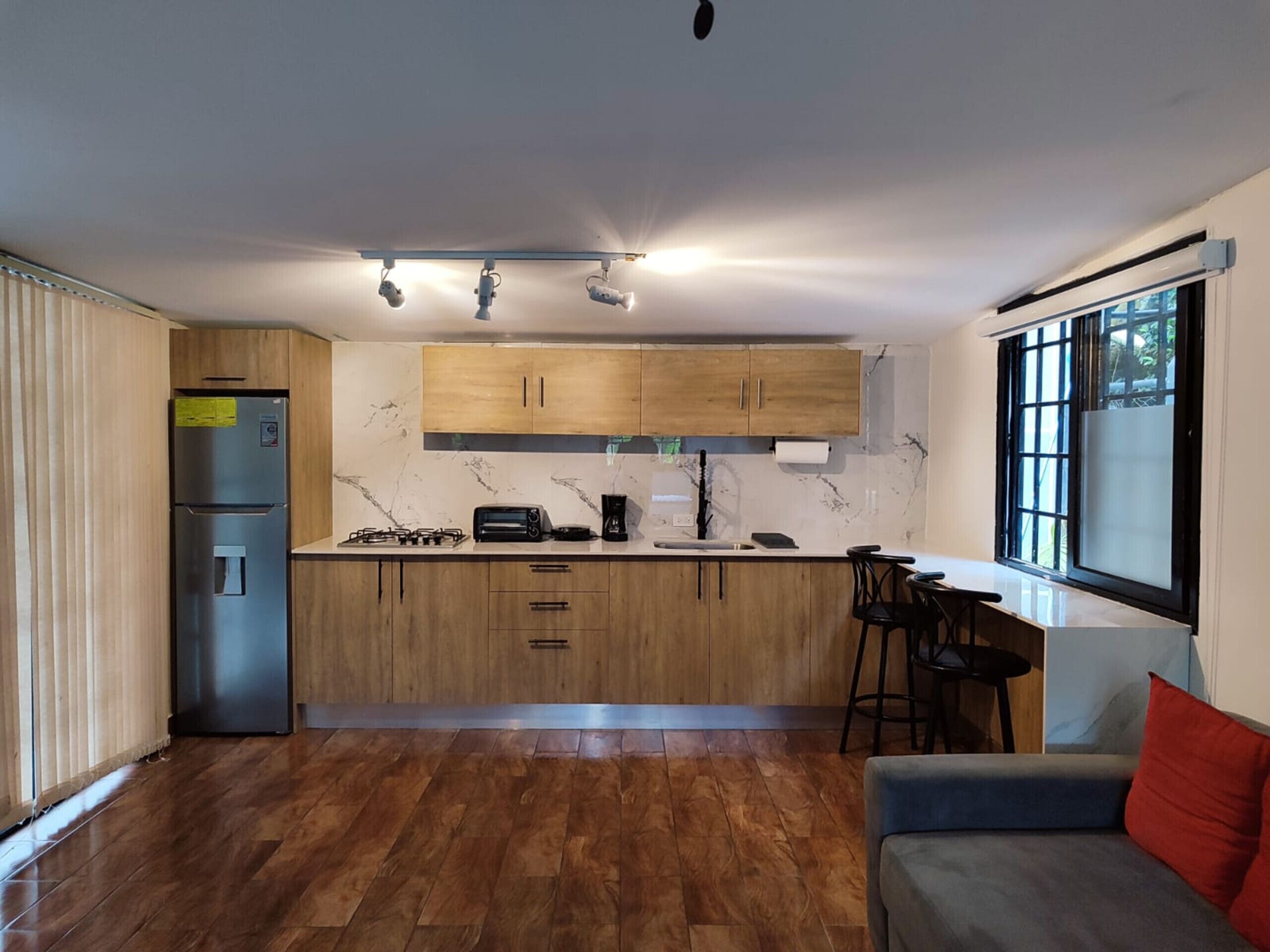 Fridge, oven, coffee/tea maker, electric kettle