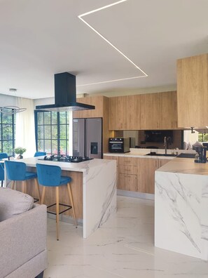 Réfrigérateur, four, cafetière/bouilloire, bouilloire électrique