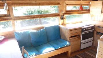 Køleskab, ovn, kogeplade, kaffe-/temaskine