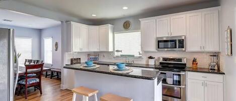 冷蔵庫、電子レンジ、オーブン、コンロ