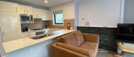 Jääkaappi, mikroaaltouuni, uuni, kahvin-/teenkeitin