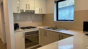 KĂŒhlschrank, Mikrowelle, Ofen, Wasserkocher mit Kaffee-/Teezubehör