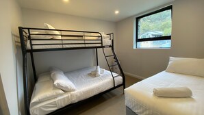 A bunk bed room with a window view of a house and trees. - Blues Air 3A - Thredbo (Thredbo)