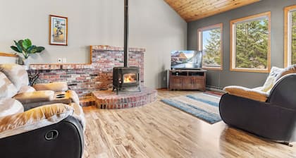 Brand new to VRBO! Close to Glacier, golf across the street, mountain views!