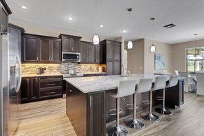 Kylskåp, mikrovågsugn, ugn och spishäll