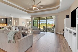 Smart-tv, ett musikbibliotek, ett filmbibliotek och en stereo