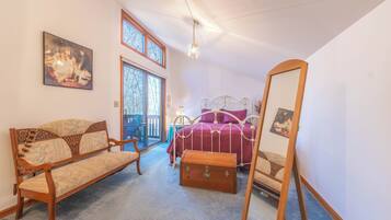 3 bedrooms, desk, travel crib, WiFi (free)