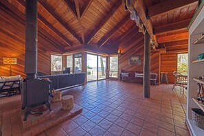 Interior - Whispering Bluff - Private Beach - Pet Friendly (Covert)