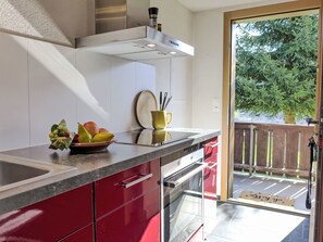 Fridge, oven, dishwasher, cookware/dishes/utensils