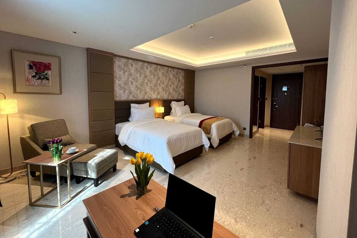 ห้องดีลักซ์ทวิน | เครื่องนอนระดับพรีเมียม, ตู้นิรภัยในห้องพัก, โต๊ะทำงาน, ห้องเก็บเสียง