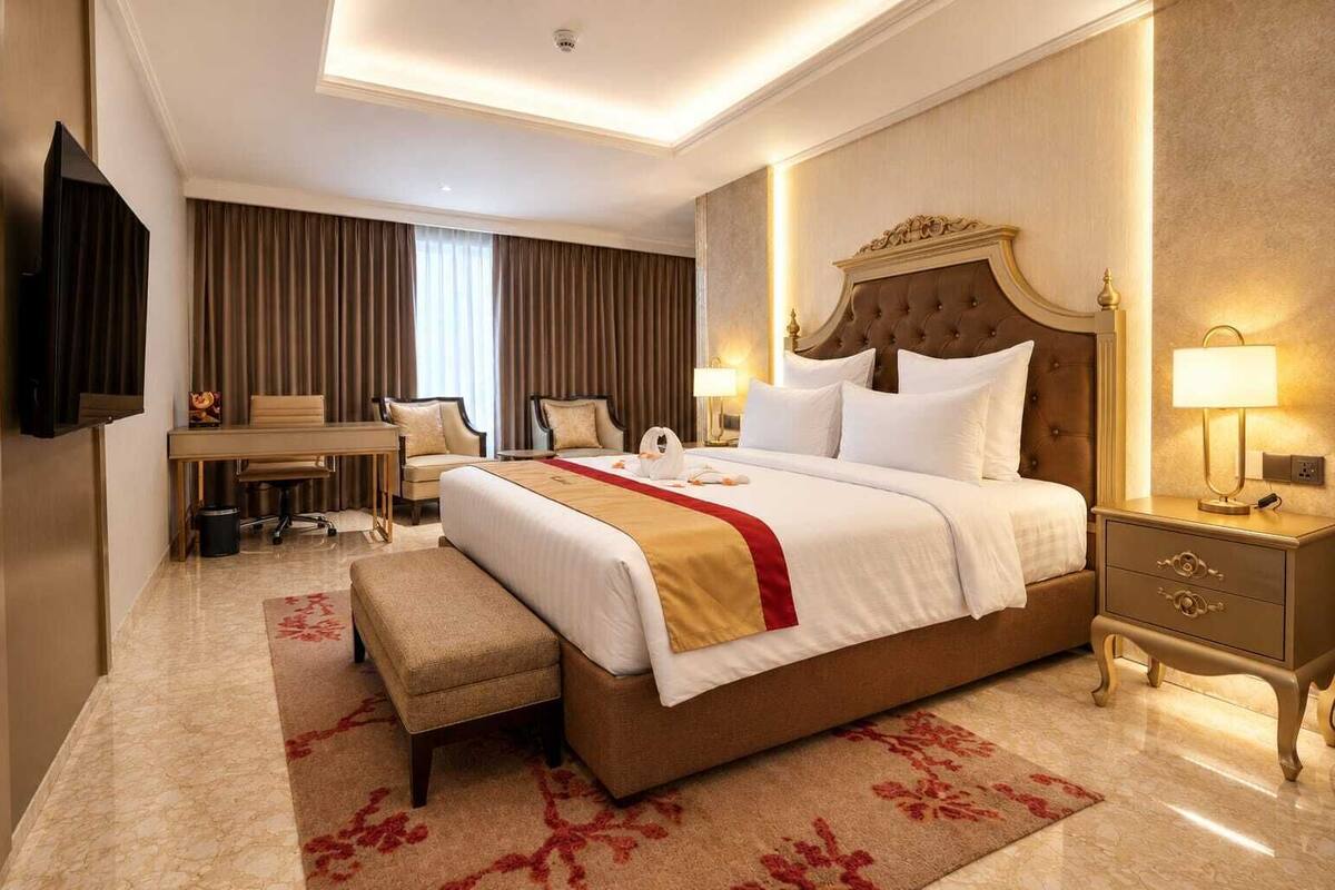 ห้องรอยัลสวีท | เครื่องนอนระดับพรีเมียม, ตู้นิรภัยในห้องพัก, โต๊ะทำงาน, ห้องเก็บเสียง