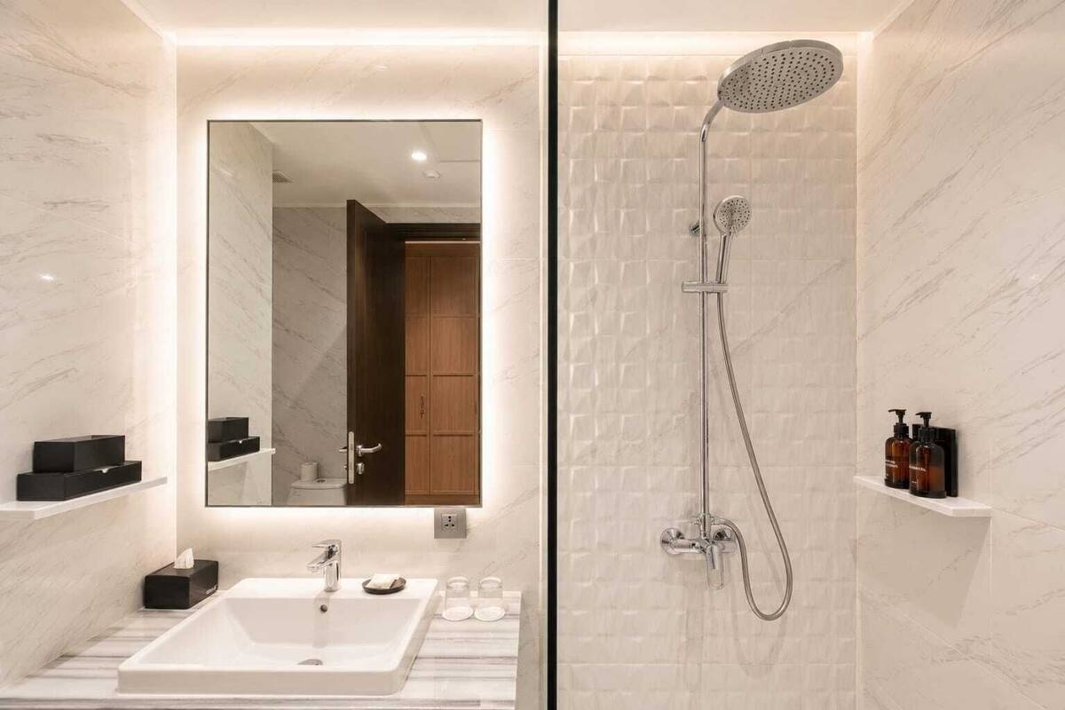 ห้องพรีเมียร์ทวิน | ห้องน้ำ | ของใช้ในห้องน้ำฟรี, ไดร์เป่าผม, เสื้อคลุมอาบน้ำ, รองเท  ้าสวมภายในห้อง