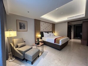 Phòng Deluxe | Bộ đồ giường cao cấp, két bảo mật tại phòng, bàn, phòng cách âm 