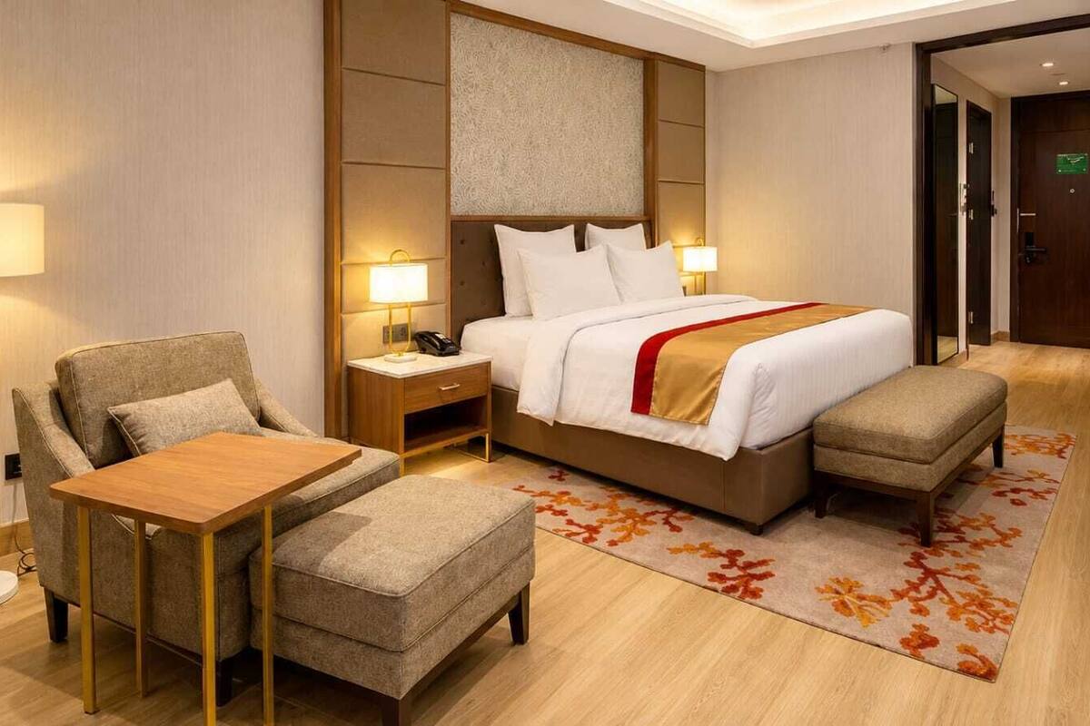ห้องดีลักซ์ | เครื่องนอนระดับพรีเมียม, ตู้นิรภัยในห้องพัก, โต๊ะทำงาน, ห้องเก็บเสียง