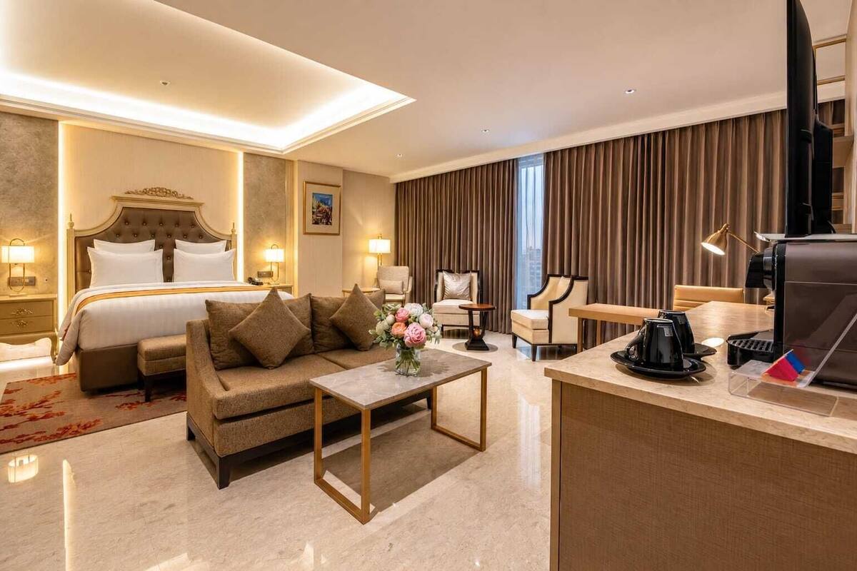 ห้องเอ็กเซกคิวทีฟดับเบิล | เครื่องนอนระดับพรีเมียม, ตู้นิรภัยในห้องพัก, โต๊ะทำงาน, ห้องเก็บเสียง