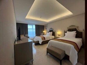 Premium bedding, in-room safe, desk, soundproofing - Grand Travello Hotel Bekasi (Bekasi)