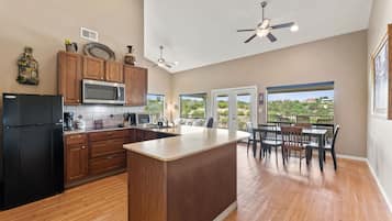 Fridge, microwave, stovetop, dishwasher