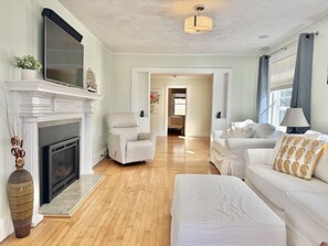 TV - House Acadia at Gallagher`s Travels (Bar Harbor)