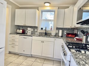 Fridge, microwave - House Acadia at Gallagher`s Travels (Bar Harbor)