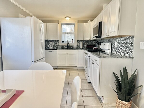 Fridge, microwave - House Acadia at Gallagher`s Travels (Bar Harbor)