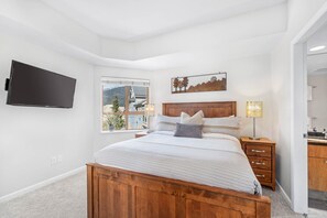 3 bedrooms, iron/ironing board, free WiFi, bed sheets - 2BR + Loft + Sofabed | Tyndall Stone Lodge | Epic Village Location | Mountain Views | Pool & Hot Tub (Whistler)