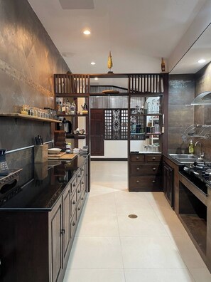 Oven, coffee/tea maker, toaster, cookware/dishes/utensils