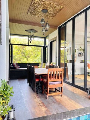 屋外ダイニングエリア