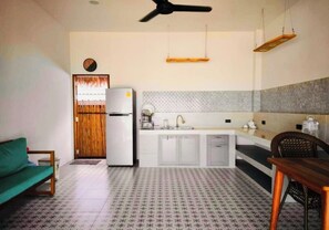 Geladeira, micro-ondas, cafeteira/chaleira