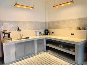 Kjøleskap, mikrobølgeovn, kaffetrakter/tekoker og kjøkkenutstyr