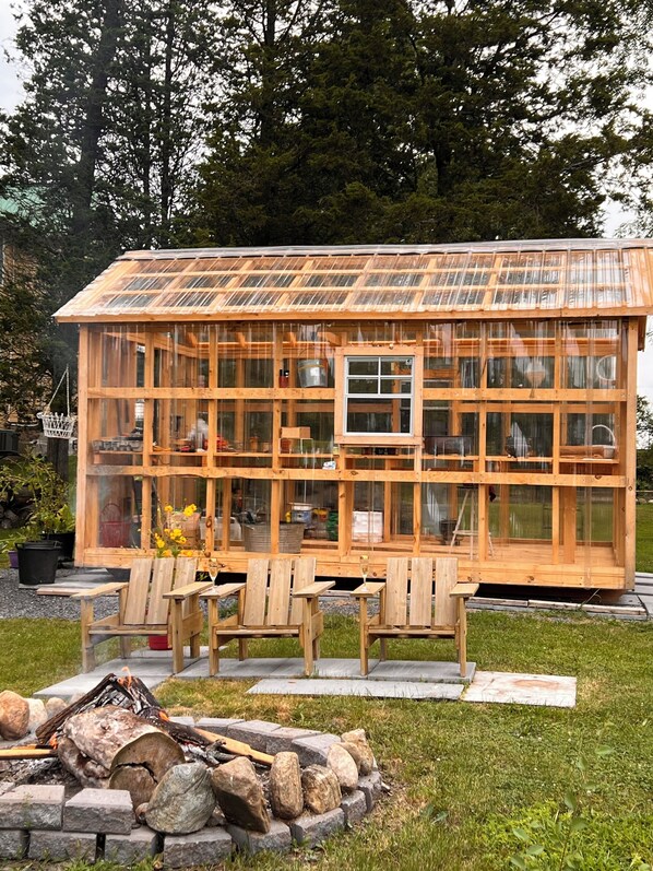 Property grounds - Stately 5-bedroom estate in beautiful Prince Edward with fitness room, AC (Prince Edward)