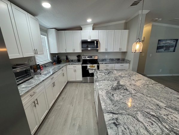 Geladeira, micro-ondas, fogão, cooktop