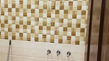 Serviettes fournies, savon, papier toilette