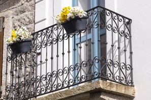 A balcony with wrought iron railings and flower baskets. - "Traveler's Suite" in Dimora delle Sorie (Tempio Pausania)