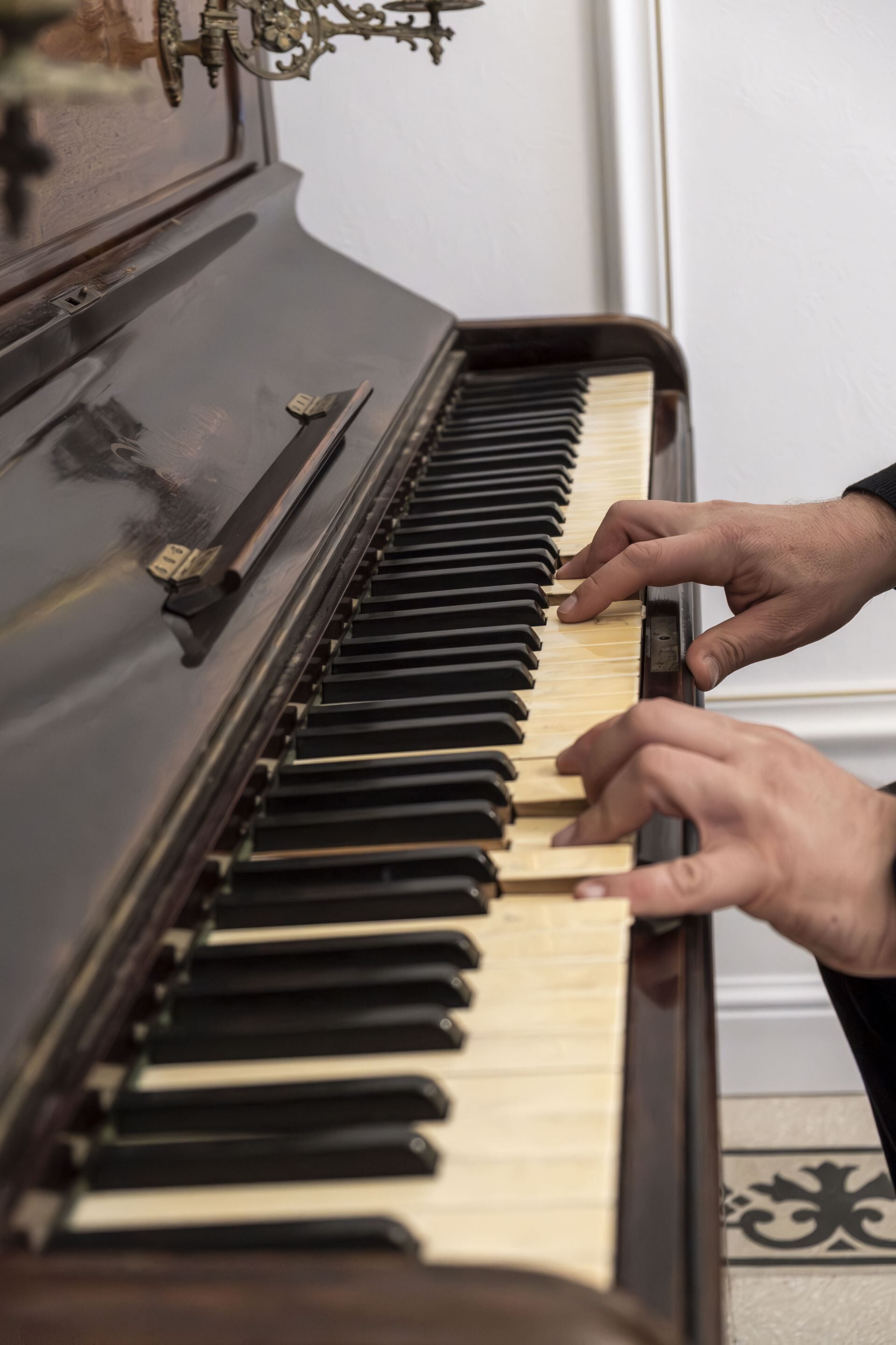 Primer plano de manos tocando el piano.