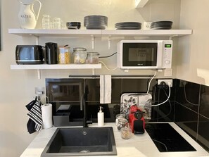Frigorífico, microondas, placa de cocina y cafetera o tetera