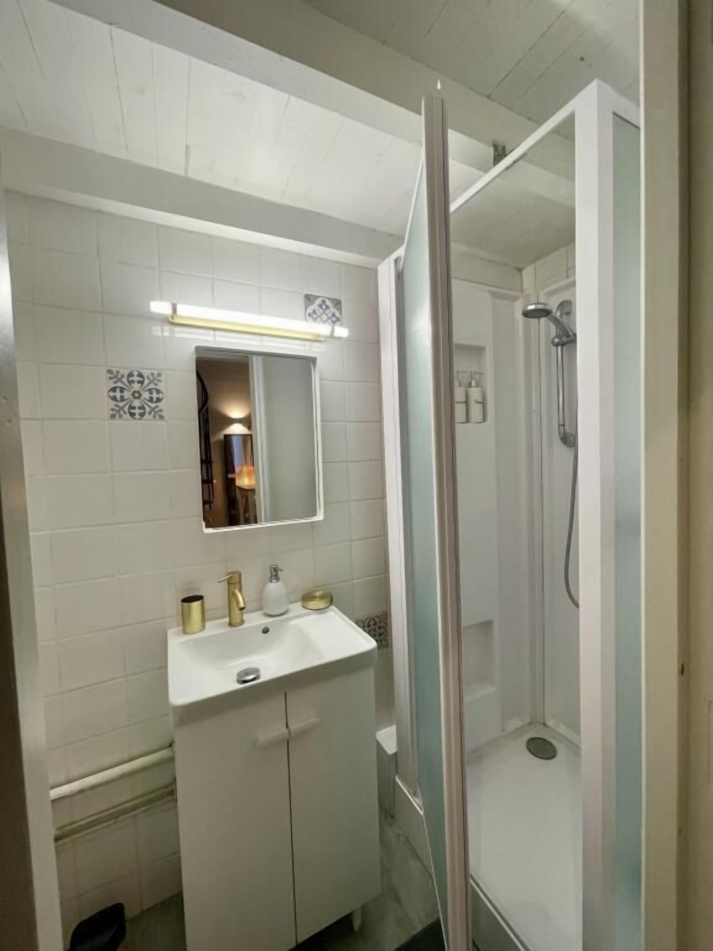 Ducha, secador de pelo y toallas