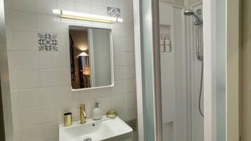 Ducha, secador de pelo y toallas