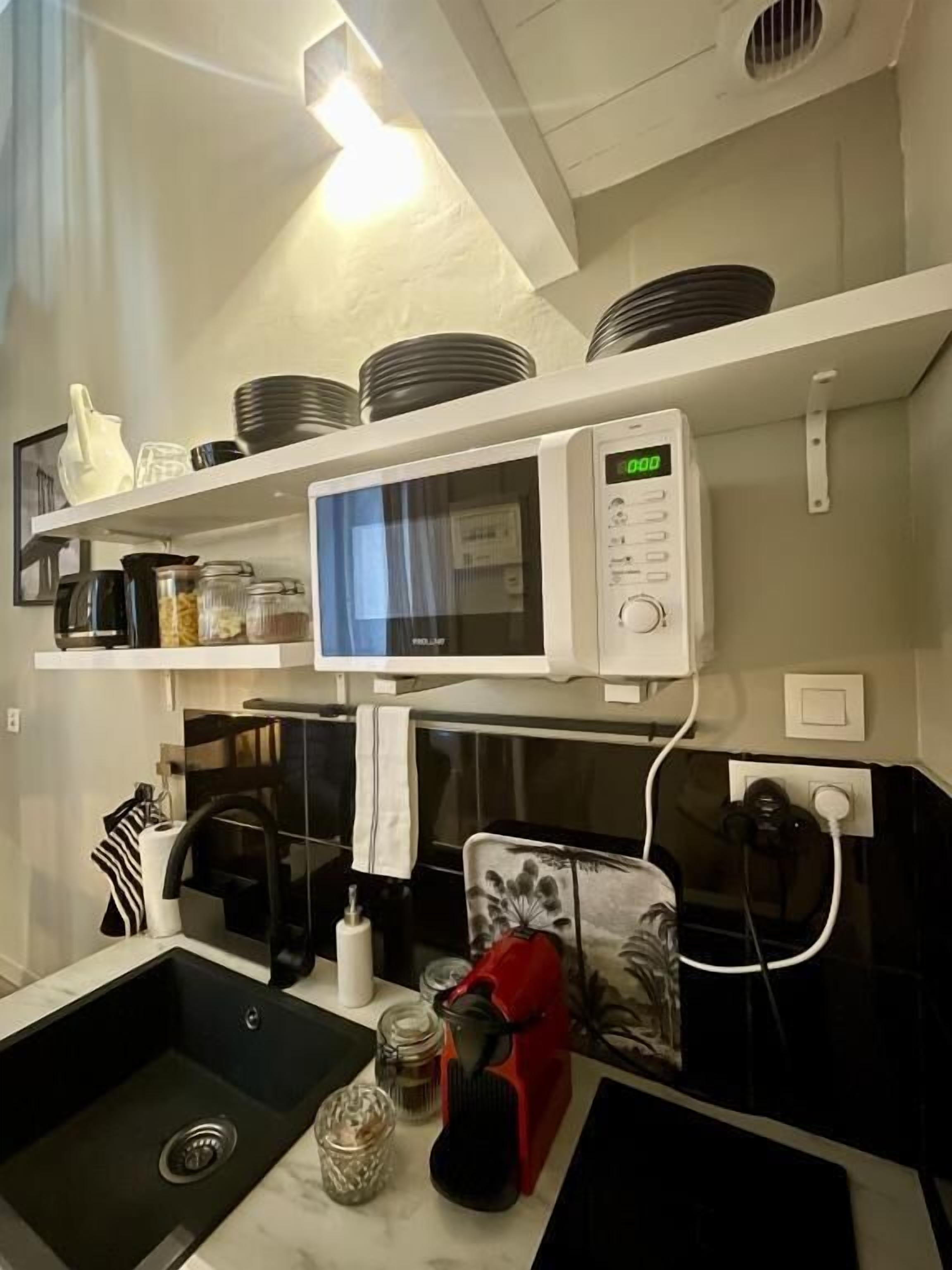 Frigorífico, microondas, placa de cocina y cafetera o tetera