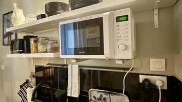 Frigorífico, microondas, placa de cocina y cafetera o tetera