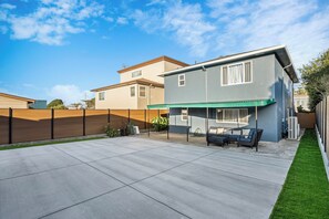 Terrace/patio - 3-bedroom Unit charming Daly City with AC, WiFi (Daly City)