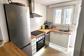 Kühlschrank, Mikrowelle, Ofen, Geschirrspüler