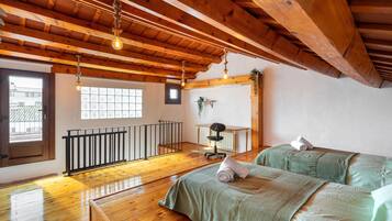 4 bedrooms, iron/ironing board, WiFi