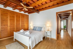 4 habitaciones, tabla de planchar con plancha y wifi 