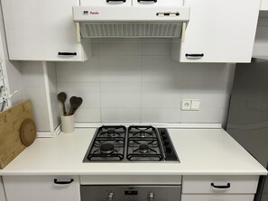 Kühlschrank, Mikrowelle, Ofen, Geschirrspüler