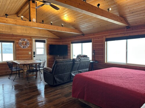 Raven Cabin - Cozy retreat with bay views, a shared hot tub, and fire pit!