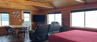 Raven Cabin - Cozy retreat with bay views, a shared hot tub, and fire pit!