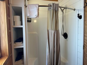 Dusche, Haartrockner, Handtücher