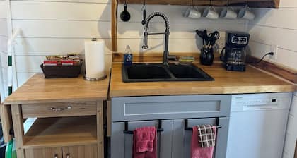 Raven Cabin - Cozy retreat with bay views, a shared hot tub, and fire pit!