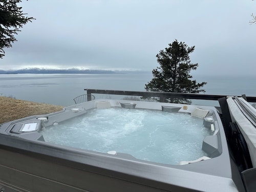 Loon Cabin - Cozy retreat with bay views, a shared hot tub, and fire pit!